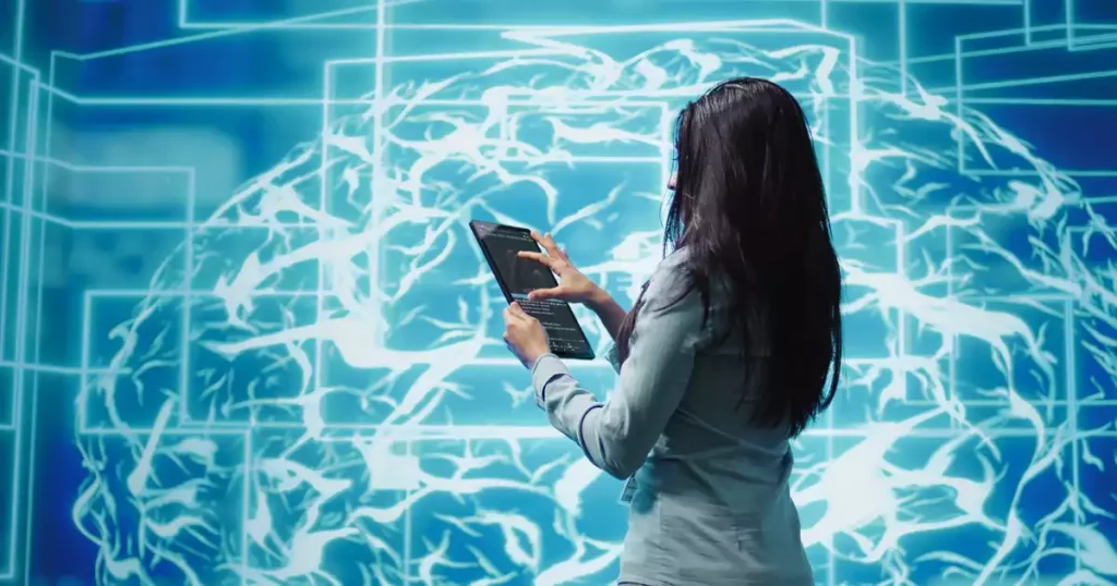 Wanita menggunakan tablet di depan visualisasi otak digital